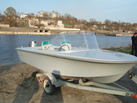 Стеклопластиковая моторная лодка maestro 450.